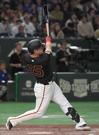 　３回、岡本は中越えに４号ソロを放つ（撮影・佐藤厚）