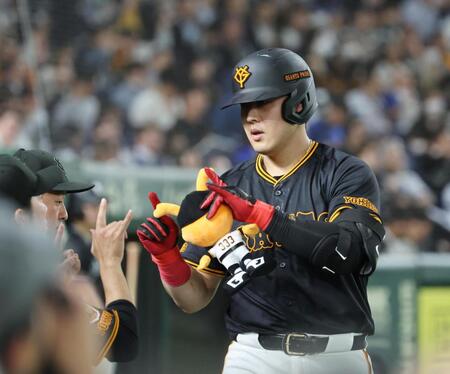 　３回、本塁打を放ちナインに迎えられる岡本