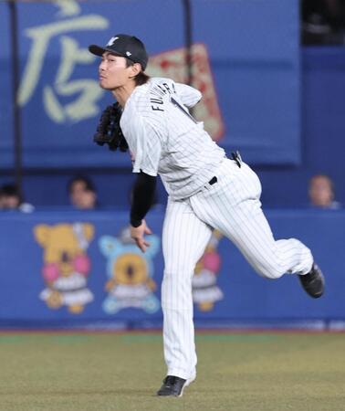  ４回、レイエスの打球を一塁へ送球し、右ゴロとした藤原