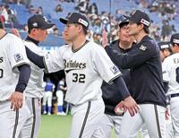 　岸田監督（左）とタッチを交わす高島（右）