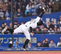 　６回、伏見の打球を落球し追加点を献上する上田（撮影・開出牧）