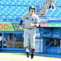 　初回、リーグ戦１号となる３ランを放ち吠える慶大・今泉