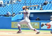 　初回、リーグ戦１号となる３ランを放つ慶大・今泉