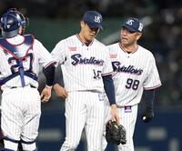 　６回、途中降板となった先発の奥川（中央）＝１５日