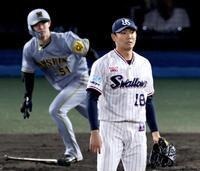 　３回、中野に二塁打を許す奥川＝１５日