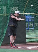 　魚雷バットで快音を響かせる阿部監督（撮影・佐藤厚）