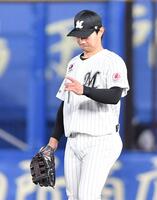 　４回、レイエスをライトゴロに仕留めポーズを決める藤原（撮影・開出牧）