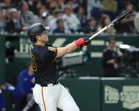 　３回、岡本が中越えにソロを放つ