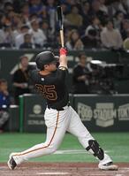 　３回、岡本は中越えに４号ソロを放つ（撮影・佐藤厚）