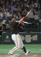 　３回、岡本は中越えに４号ソロを放つ（撮影・佐藤厚）