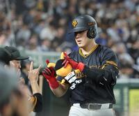 　３回、本塁打を放ちナインに迎えられる岡本