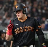 　３回、岡本は中越えにに４号ソロを放ち、人差し指を立ててベンチにがい旋（撮影・佐藤厚）