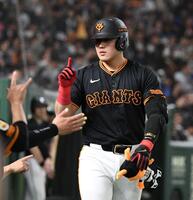 　３回、岡本は中越えに４号ソロを放ち、人さし指を立ててベンチにがい旋（撮影・佐藤厚）