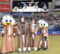 　試合後、ジェダイの衣装を身にまとい、ポーズを決める今季初勝利の田中晴（左）とプロ初本塁打となる先制３ランを放った山本（撮影・開出牧）