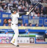 　６回、先制の左越え３ランを放ち、打球を見上げる山本（撮影・開出牧）