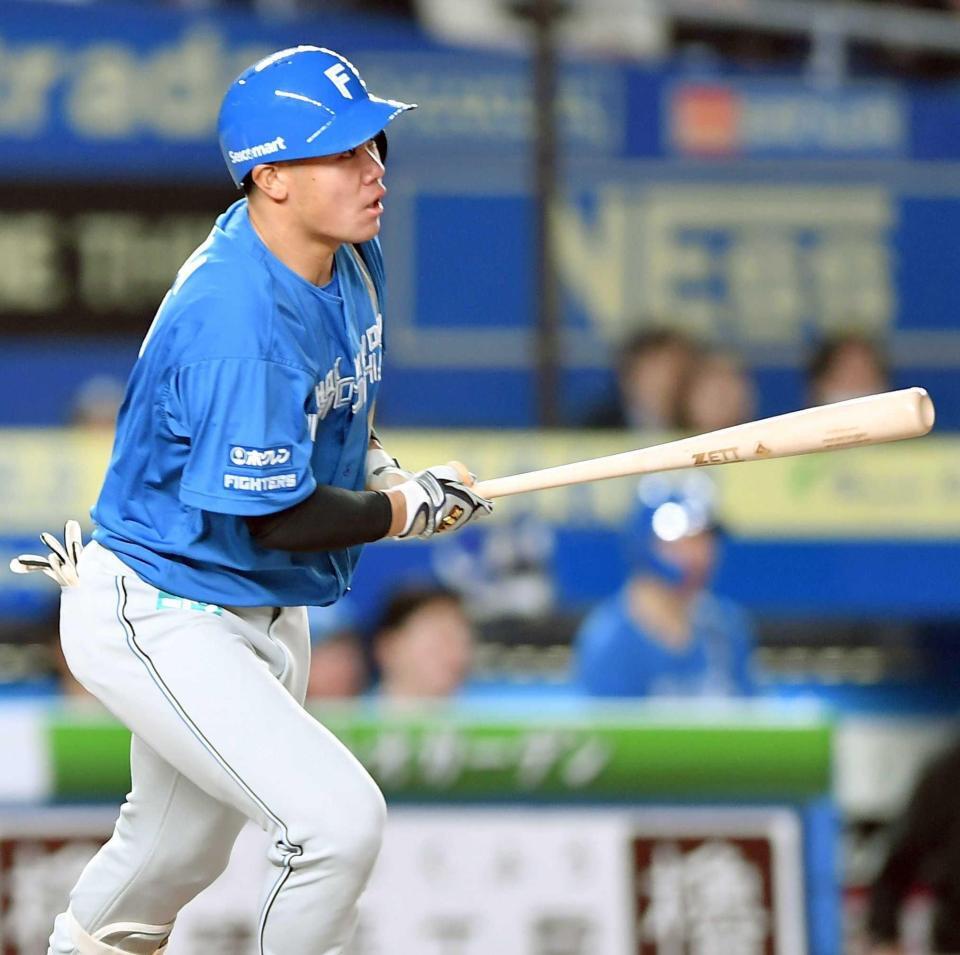 　６回、代打で走者一掃の三塁打を放つ吉田