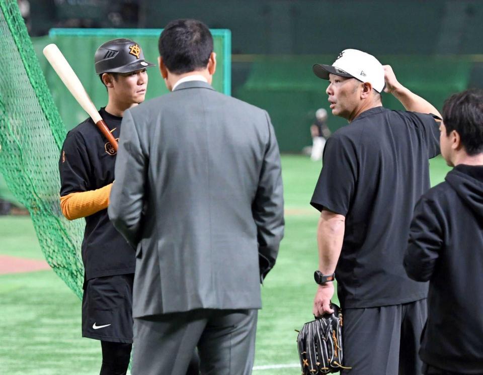 　試合前に坂本（左）にアドバイスを送る阿部監督（右）＝撮影・佐藤厚