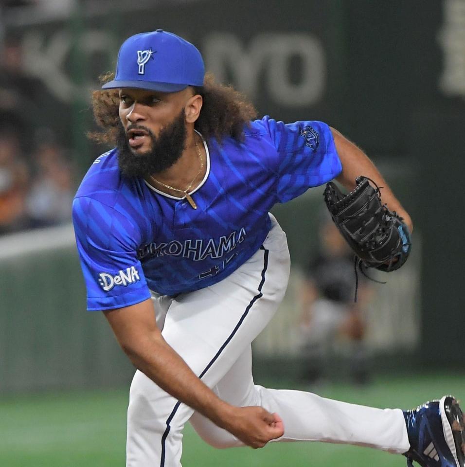 　巨人打線を相手に力投するジャクソン（撮影・佐藤厚）