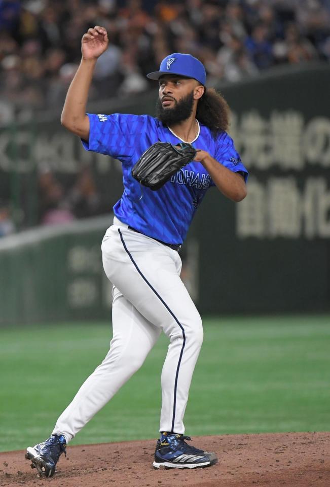 　巨人打線を相手に力投するジャクソン（撮影・佐藤厚）