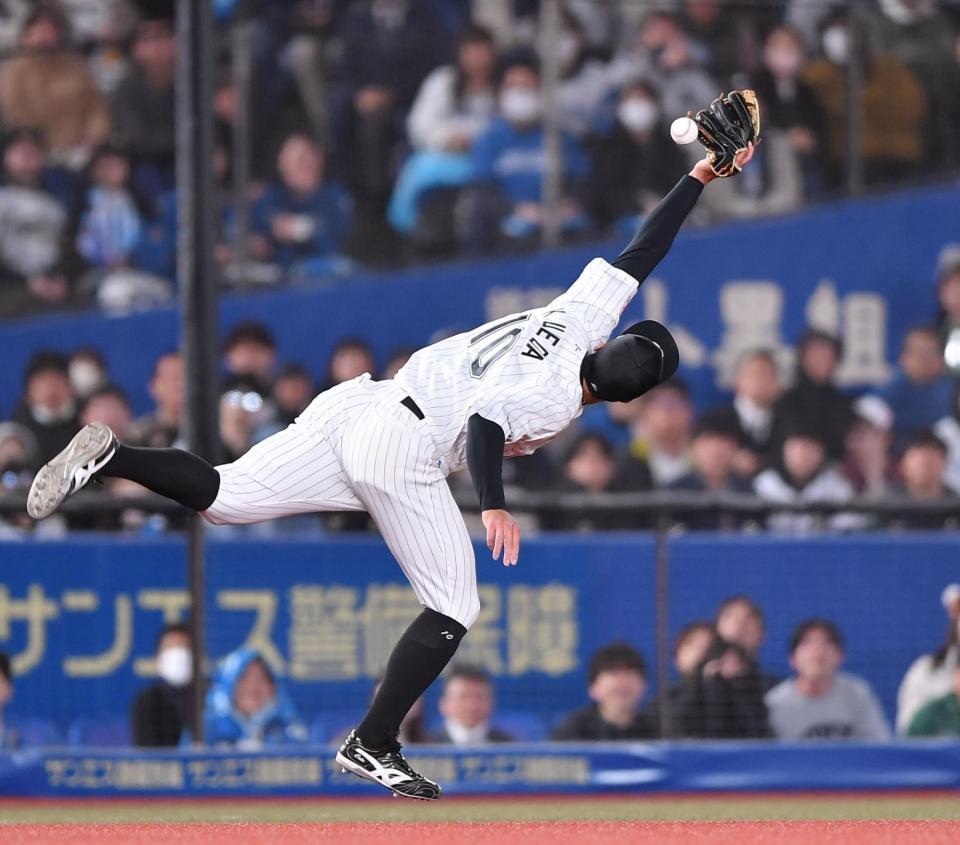 　６回、伏見の打球を落球し追加点を献上する上田（撮影・開出牧）