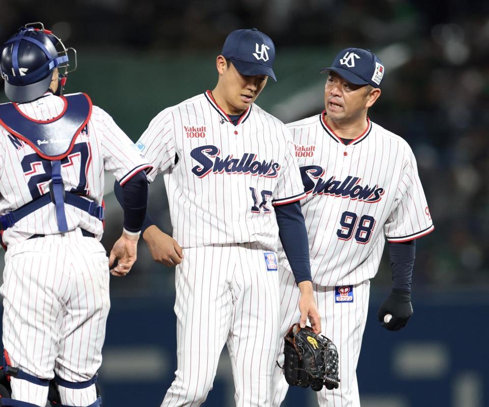 　６回、打席に阪神・梅野を迎え、途中降板となった先発の奥川（中央）。右は石井コーチ（撮影・中田匡峻）