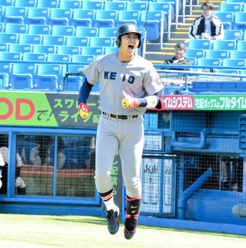 　初回、リーグ戦１号となる３ランを放ち吠える慶大・今泉