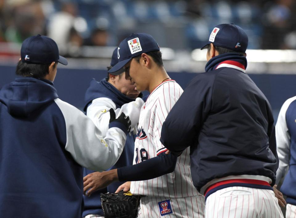 　６回途中、交代を告げられベンチに戻る奥川（中央）＝１５日