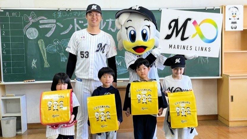 　ロッテが千葉市内の小学校にランドセルカバーを配布　贈呈式に出席した木村（後列左）＝球団提供
