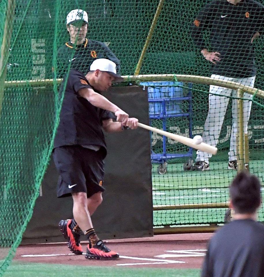 　魚雷バットで快音を響かせる阿部監督（撮影・佐藤厚）