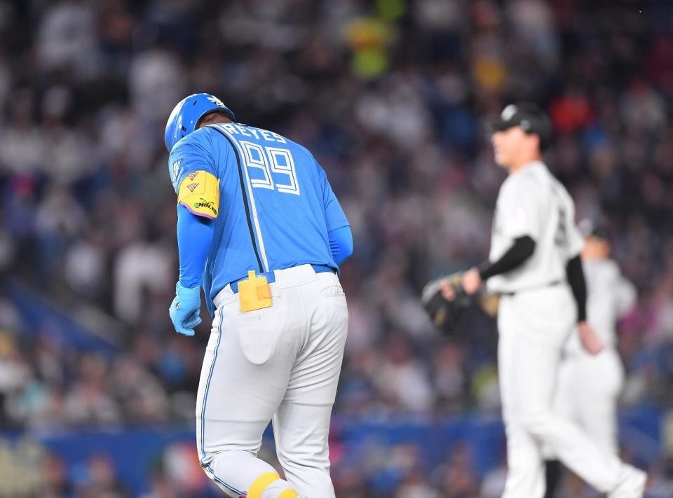 　４回、ライトゴロに倒れ肩を落とすレイエス（９９）。右後方は田中晴（撮影・開出牧）