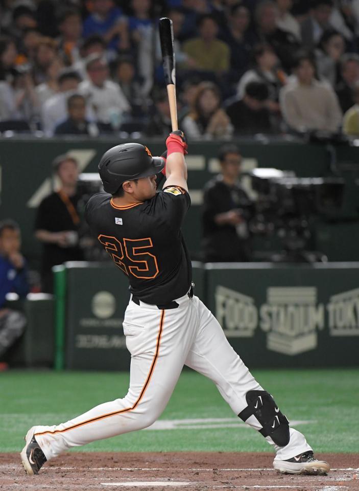 　３回、岡本は中越えに４号ソロを放つ（撮影・佐藤厚）