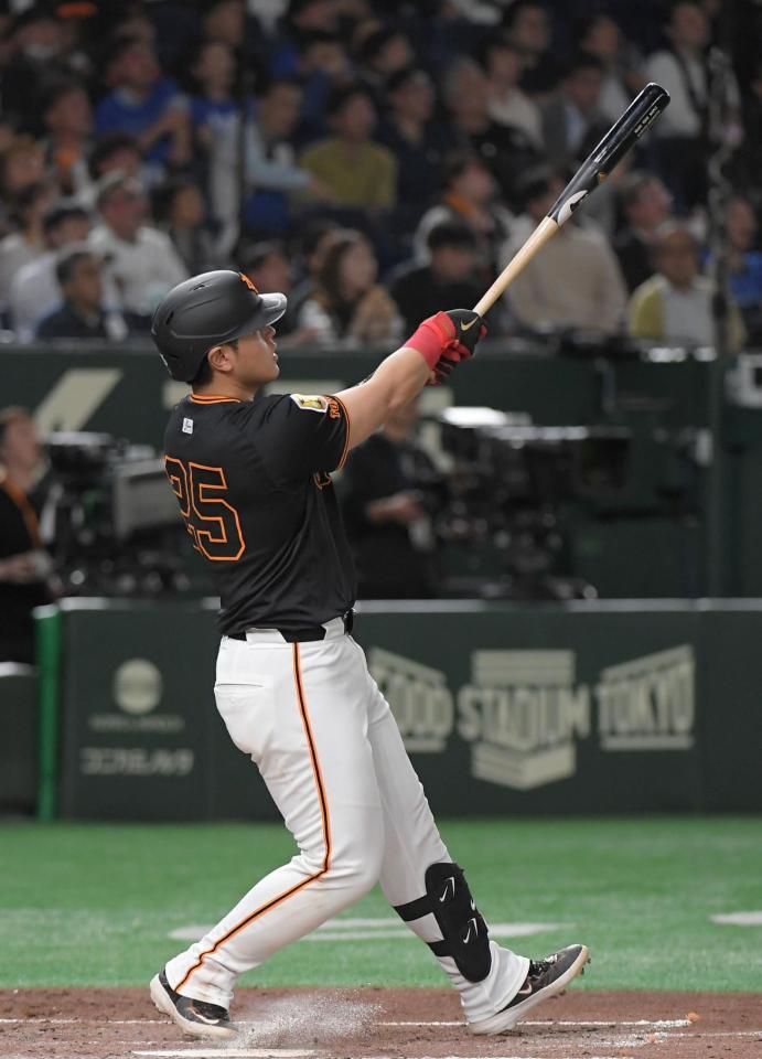 　３回、岡本は中越えに４号ソロを放つ（撮影・佐藤厚）