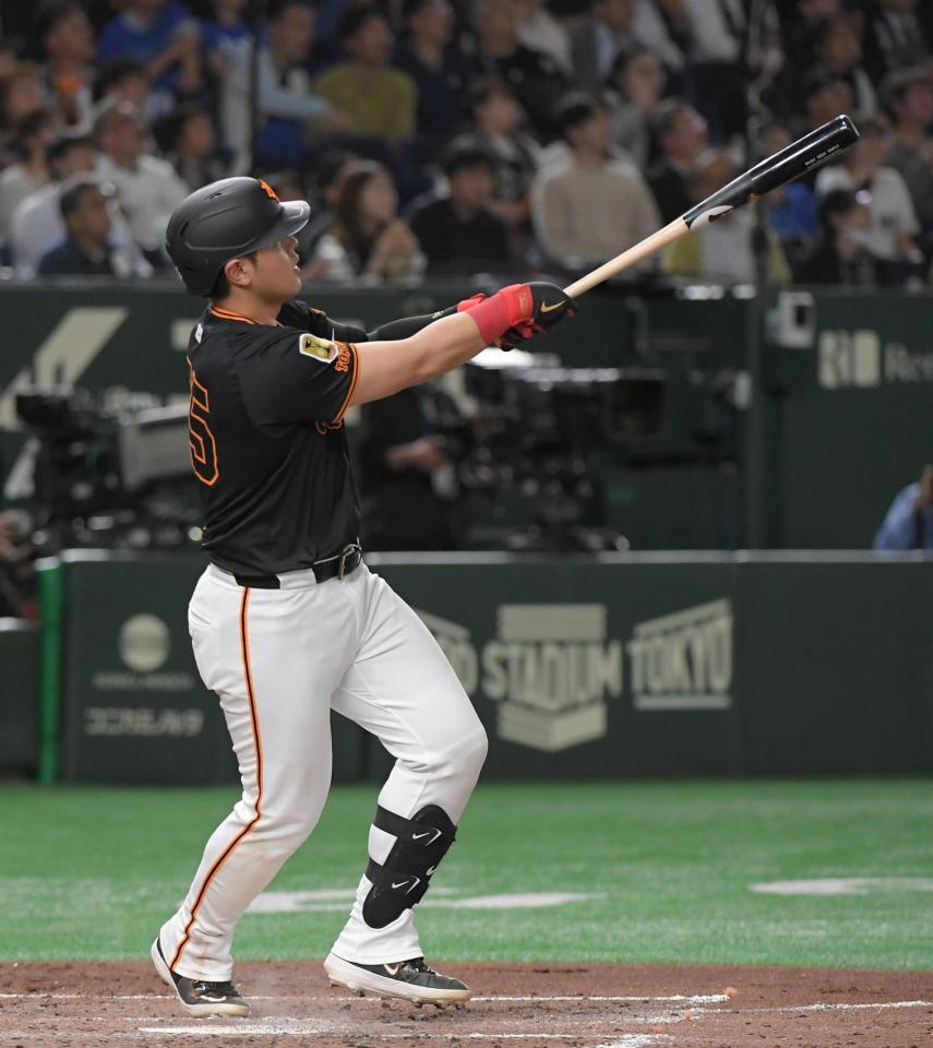 　３回、岡本は中越えに４号ソロを放つ（撮影・佐藤厚）