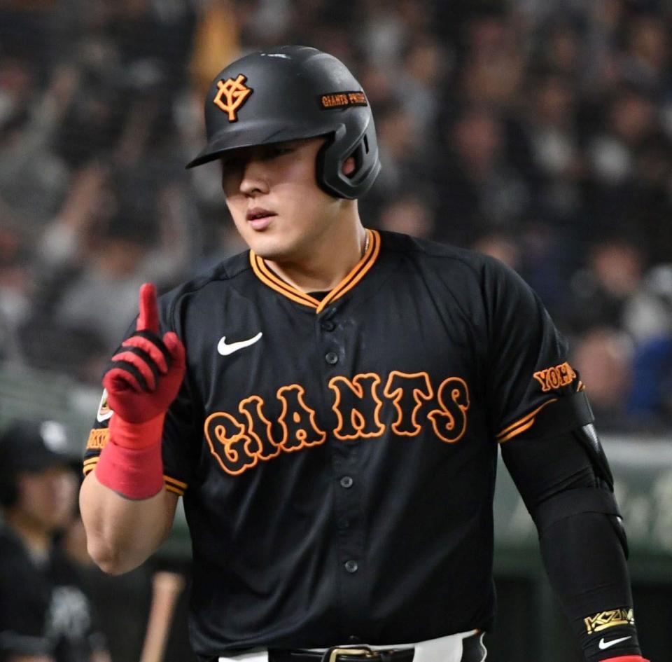 　３回、岡本は中越えにに４号ソロを放ち、人差し指を立ててベンチにがい旋（撮影・佐藤厚）