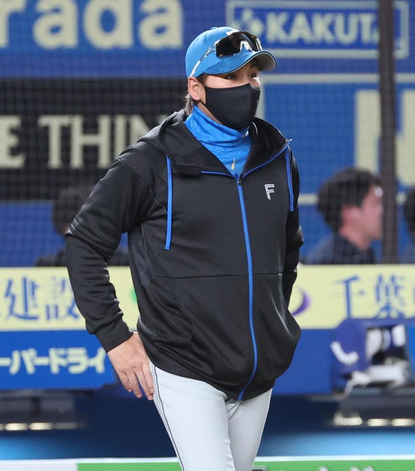 　７回、矢沢の交代を告げるためベンチを出る新庄監督