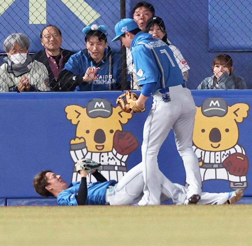 　７回、寺地の飛球を捕球後、フェンスに激突した矢沢。負傷交代となる。中堅手松本剛