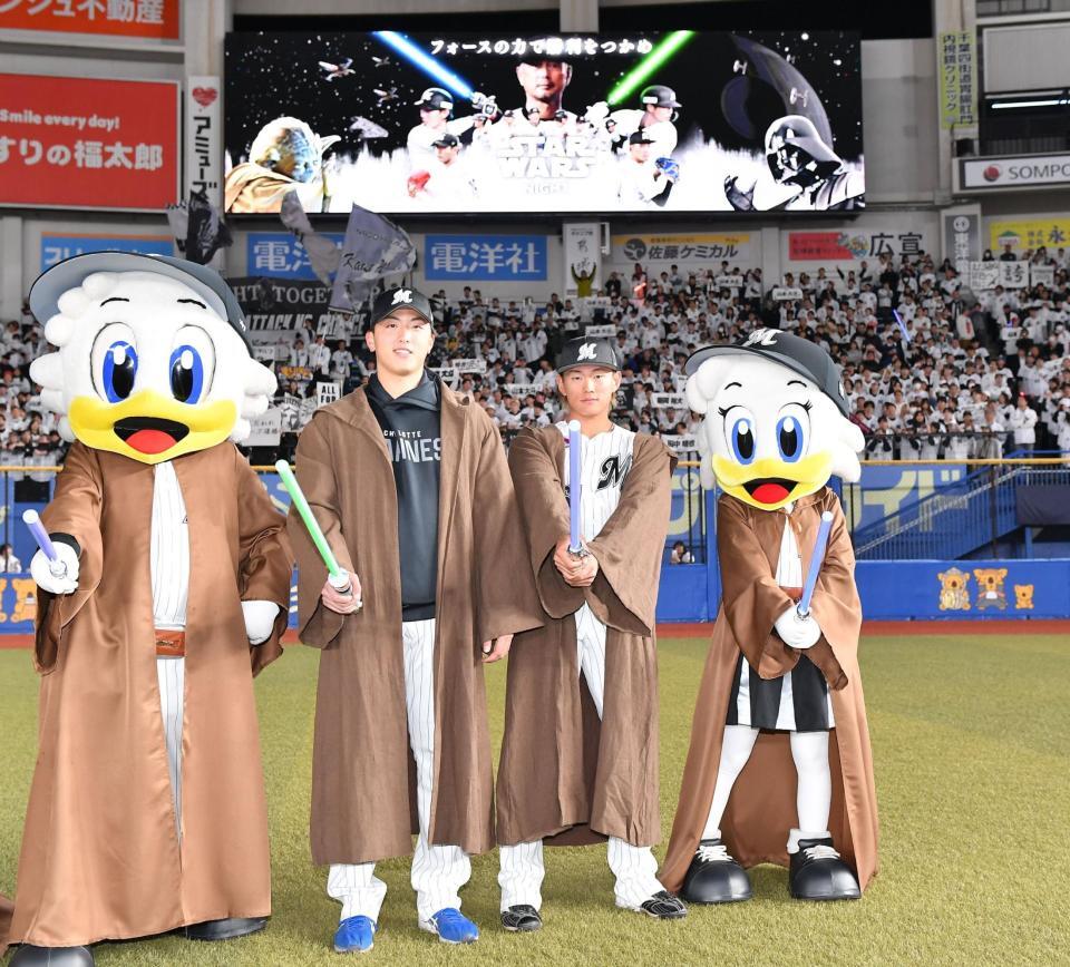 　試合後、ジェダイの衣装を身にまとい、ポーズを決める今季初勝利の田中晴（左）とプロ初本塁打となる先制３ランを放った山本（撮影・開出牧）