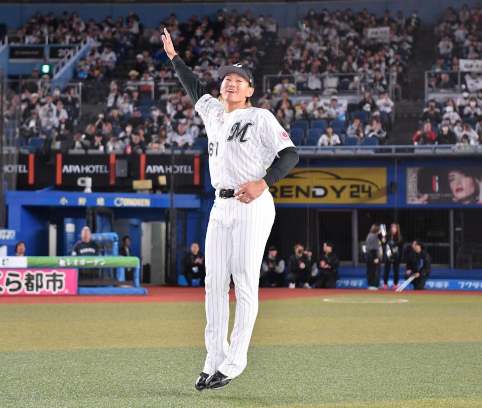 　ファンの歓声に応えながらヒーローインタビューに登場した山本（撮影・開出牧）