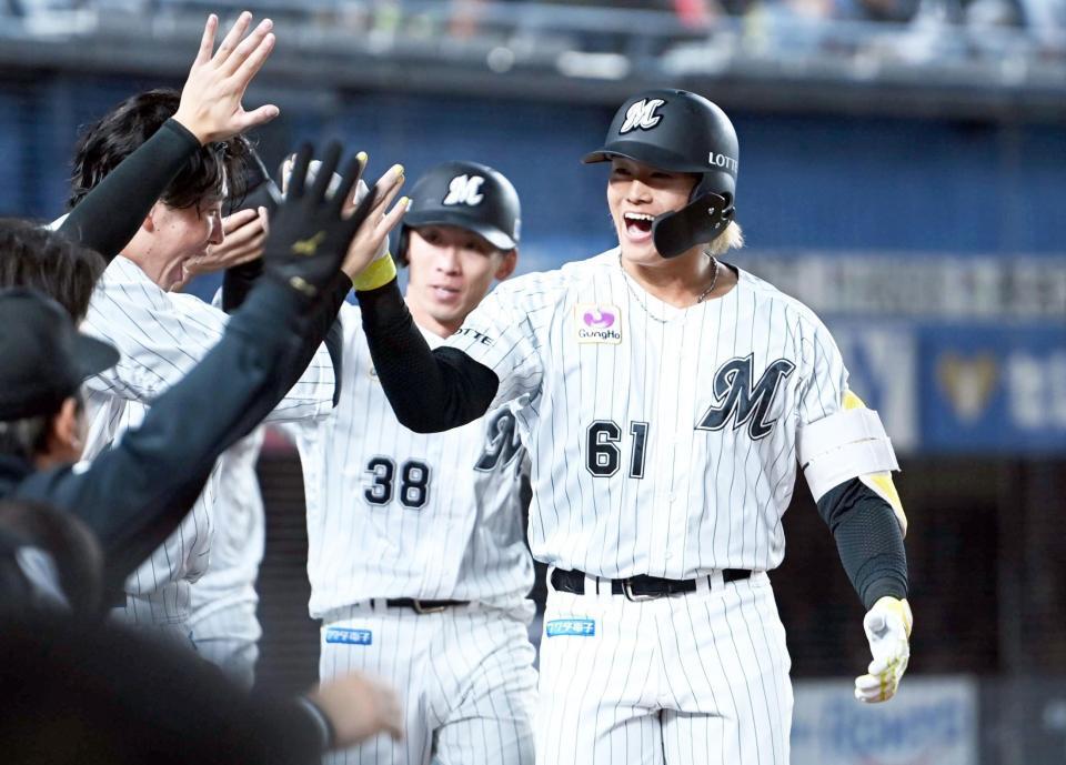 　６回、先制の左越え３ランを放ちナインとタッチを交わす山本（撮影・開出牧）