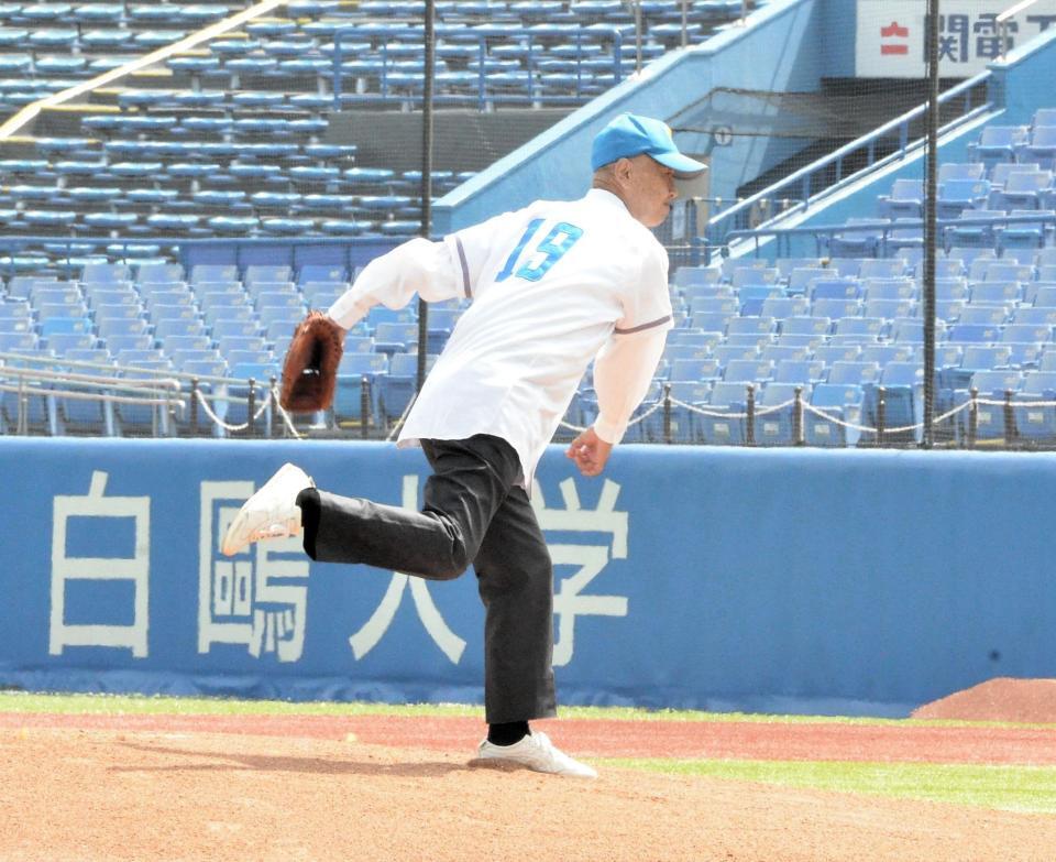 　レジェンド始球式に登場した東大ＯＢ・井手峻氏
