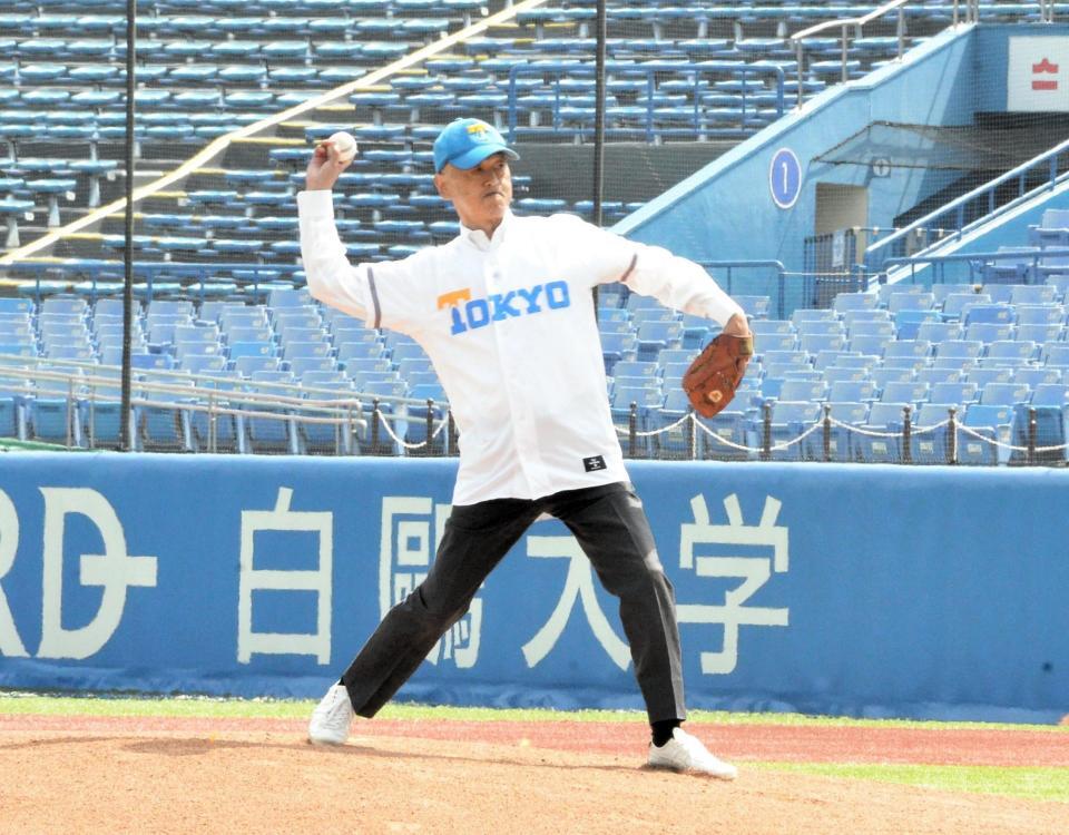 　レジェンド始球式に登場した東大ＯＢの井手峻氏