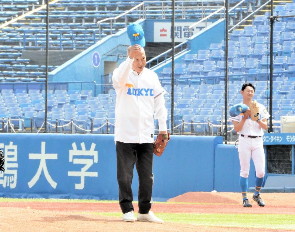 　レジェンド始球式に登場した東大ＯＢ・井手峻氏