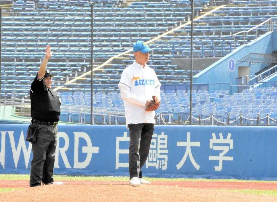 　レジェンド始球式に登場した東大ＯＢ・井手峻氏