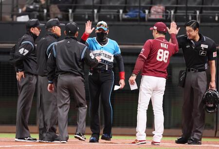 　メンバー表を交換し、三木監督（右から２人目）、審判団とハイタッチを交わす新庄監督（中央）＝撮影・中島達哉