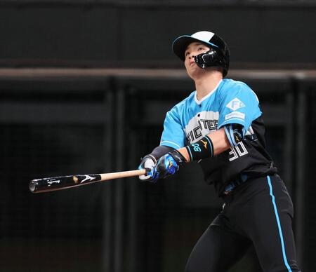 　２回、左越えに先制ソロを放つ郡司（撮影・中島達哉）