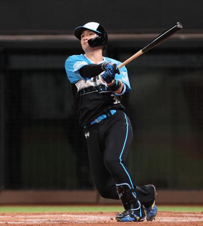 　２回、左越えに先制ソロを放つ郡司（撮影・中島達哉）