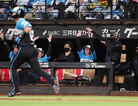 　２回、左越えに先制ソロを放った郡司（左）の打球を見ながらジェスチャーする新庄監督（右端）＝撮影・中島達哉