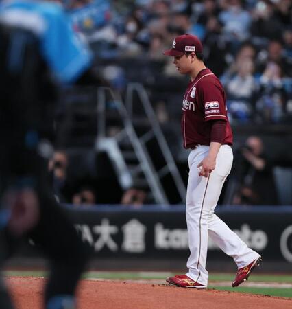 　２回、郡司（左）に先制ソロを浴びる藤井（撮影・中島達哉）