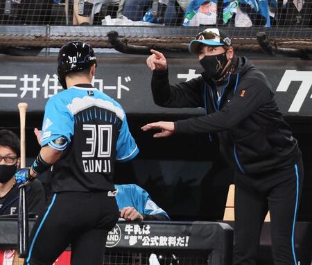 　２回、先制ソロを放った郡司（左）にレフト方向を指さす新庄監督（撮影・中島達哉）