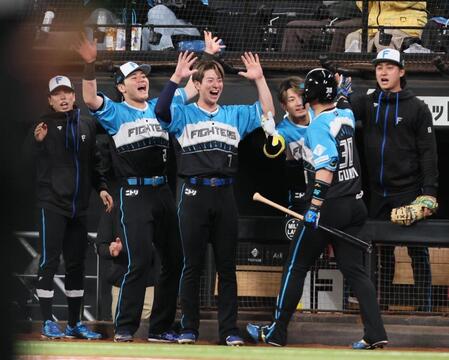 　２回、先制ソロを放った郡司（右から２人目）を迎える清宮幸（左）ら日本ハムナイン（撮影・中島達哉）